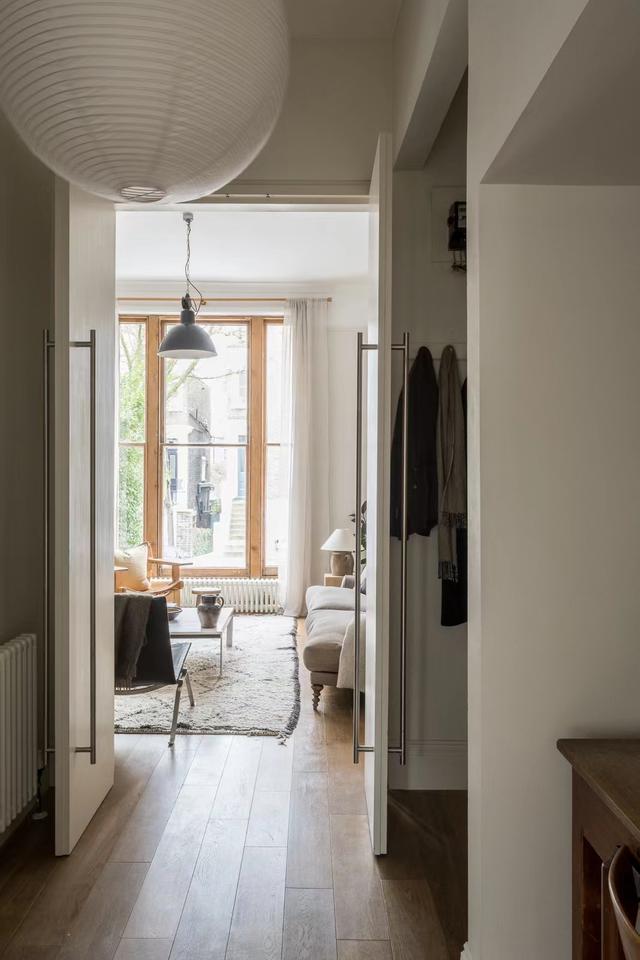 33岁伦敦女子生活的单身公寓,老旧家具散发古典美,那叫一个素雅