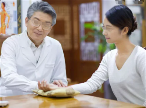 2020年,湖南一女子输液时惨遭59岁男医生猥亵,医生:她太漂亮了