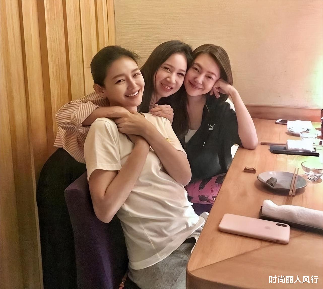 大S|大s具俊晔高调参加饭局！她穿T恤坐在老公身边小鸟依人，变可爱了