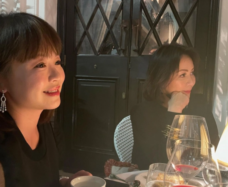 刘嘉玲|刘嘉玲从日本回国，为千亿富豪庆生，相识多年关系好，不见老公身影