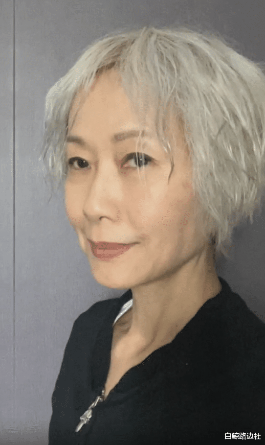 叶童|59岁叶童庆生！满头白发凌乱如鸡窝，皱纹横生怼脸自拍被指吓人