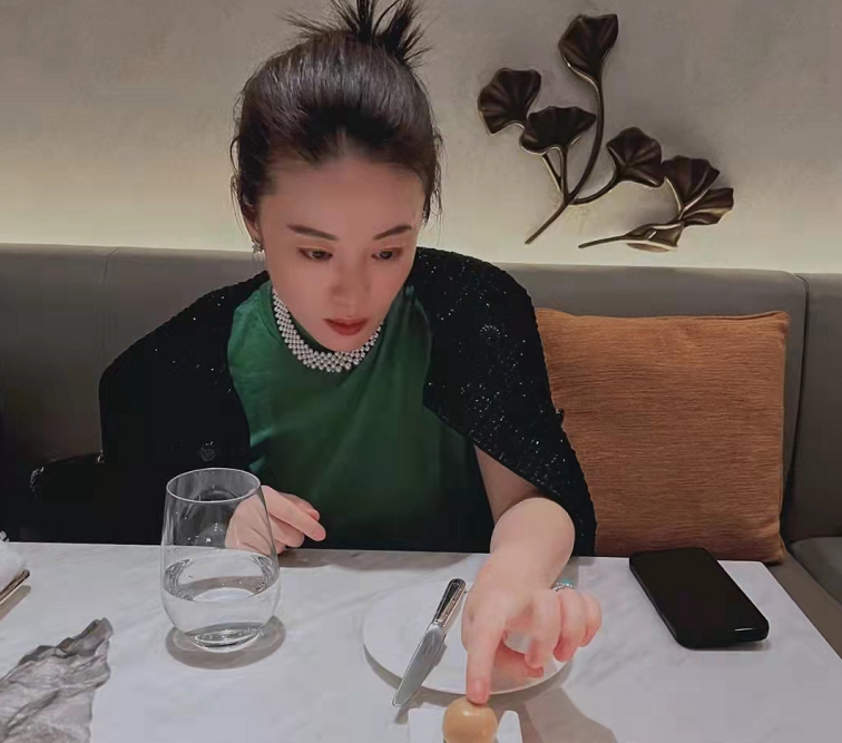 段奕宏|段奕宏日籍娇妻吃法餐用手抓,模样大变似少女,穿5万衣浑身珠宝