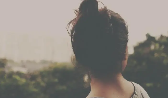 一名年轻女子疑因产后抑郁,带着几个月的婴儿坐电梯从10楼跳下,孩子当场身亡