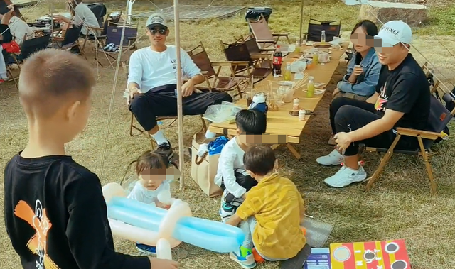 露营|林丹一家户外露营！嘴角一圈胡茬坐姿霸气，老婆戴3万耳钉好贵气