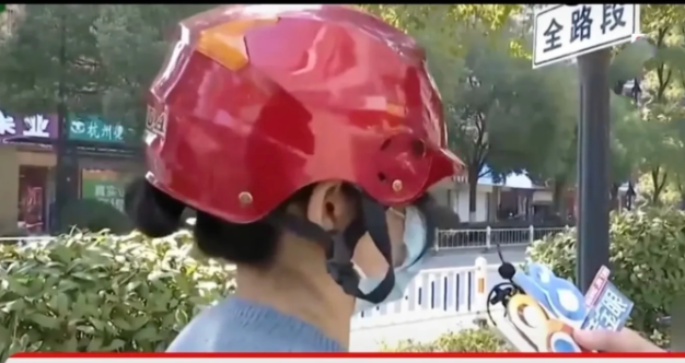 浙江杭州,一女子因在逛超市买菜过程中被服务员叫阿姨,感觉自己受到了侮辱