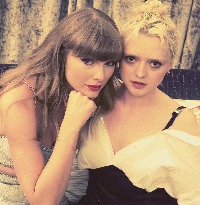 |泰勒斯威夫特晒出半身照,躺在沙发上大秀好身材,非常妖娆