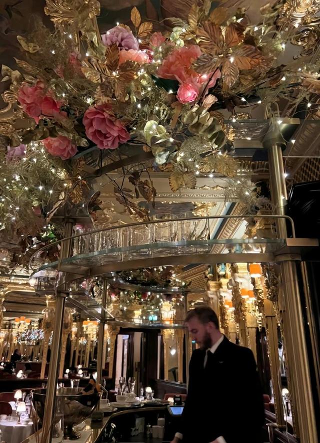 李湘|李湘带女儿吃西餐过年,西服披肩气场强大,王诗龄戴廉价头花合拍