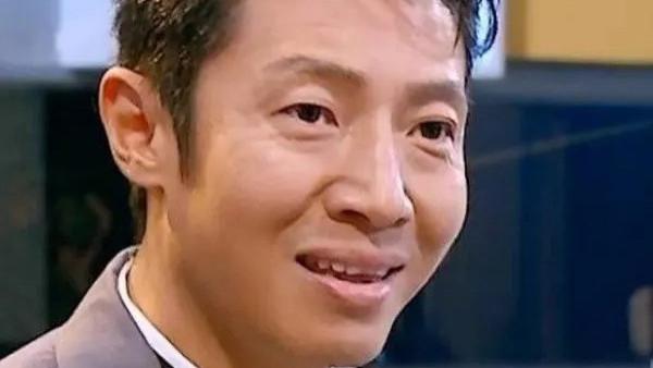 撒贝宁|春晚5大尴尬场面：周深卡门、撒贝宁念错名、阿兰险掉裙子、沈腾王宝强也有小情况