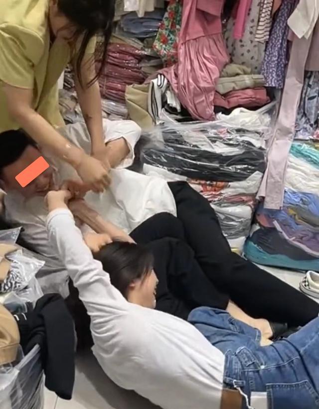 三位妹妹围攻姐夫,把姐夫按压在地上,原因竟然只是为了一颗糖