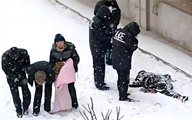 2018年,哈尔滨女子出轨后跪雪地求丈夫原谅,一时心理失衡成悲剧