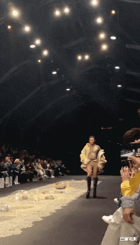 陈志朋|有一种做作叫明星走秀，千奇百怪、扭捏好笑，蔡少芬陈志朋在干嘛