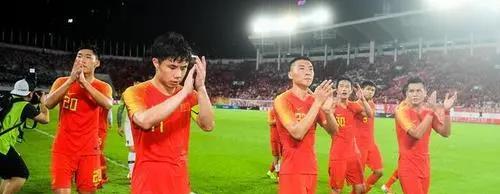 中国足协|下午15点！足协最新计划引爆争议，中国球迷吐槽：真是个笑话