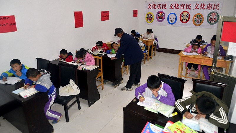 退休|63岁的退休教师，养老金八千元，还去找工作，网友褒贬不一