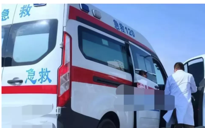 山东,66岁的于大爷骑车经过一个路口时连人带车摔倒在地
