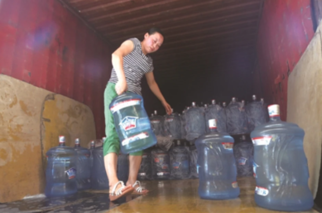 毁容|14年婚姻不敌一时温情，他毅然迎娶小16岁明星，世人痛斥：真是个伪君子