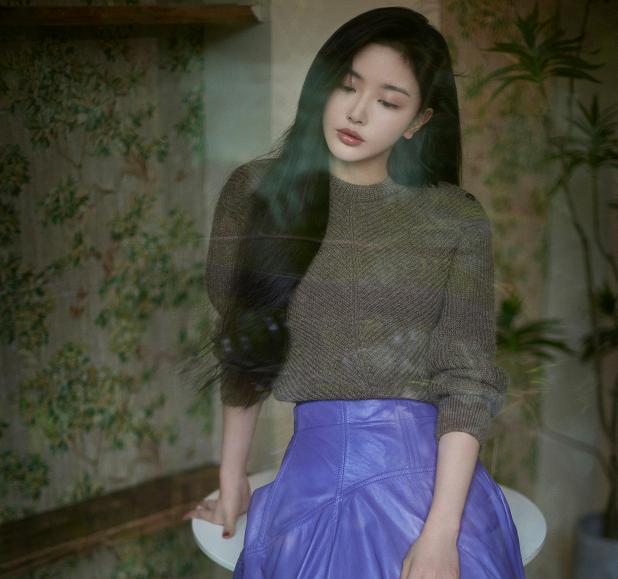 美容 孔雪儿晒九宫格自拍，卷曲的胎毛太可爱，毛衣软软糯糯有少女感