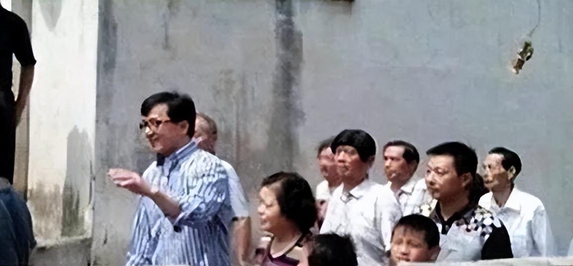 成龙|2013年,成龙回安徽老家认祖归宗,只在穷大哥家待了十多分钟