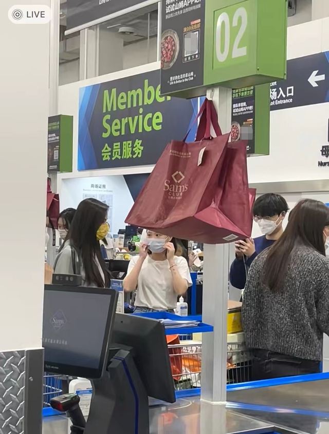 李若彤|56岁李若彤购物被拍,生图曝光双腿细如胳膊