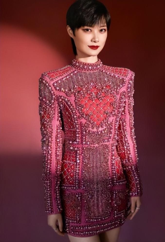 李宇春|“初代顶流”李宇春：遭肖战内涵大度原谅，她如何在资本中取胜？