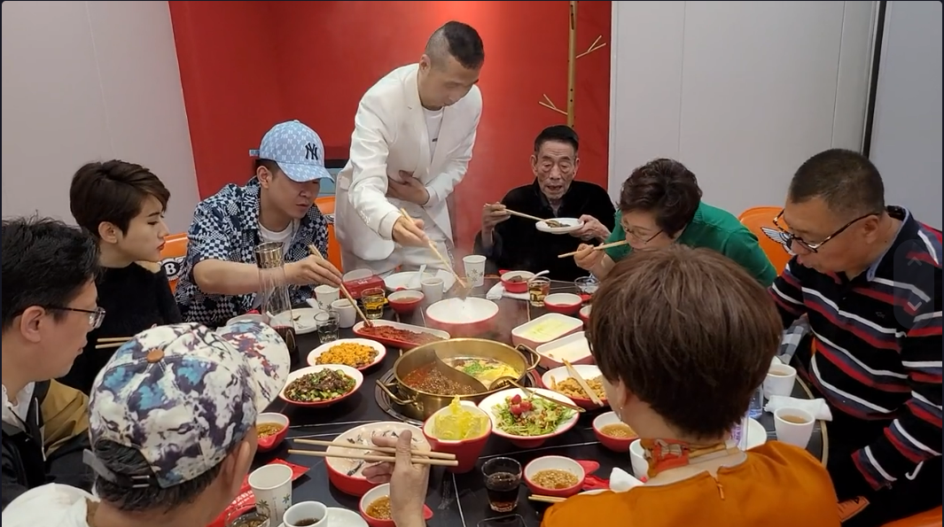 杨少华|90岁杨少华晚年仍拼酒肉！参加聚会满桌鱼肉，全程端盘夹肉吃不停
