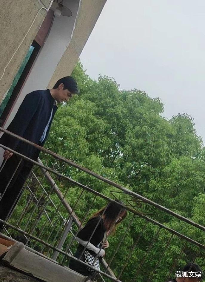 主持人|胡歌新剧曝路透,身着中山装被赞帅气,当地网友化身夸夸团