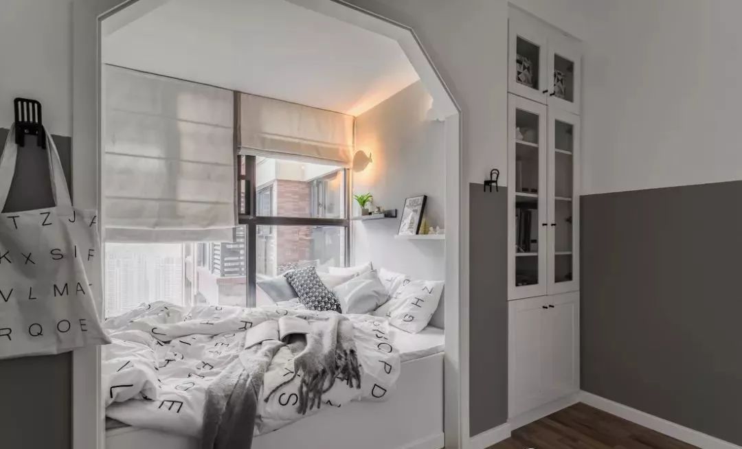 小户型的次卧还是做个榻榻米更实用,收纳多又很好看