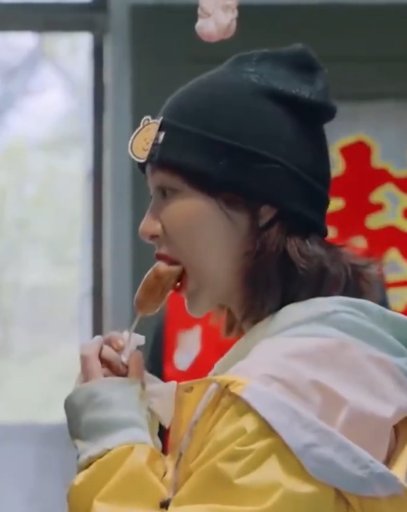 王诗玥|北京姑娘杨紫素颜带家人逛胡同 站街边吃平价美食