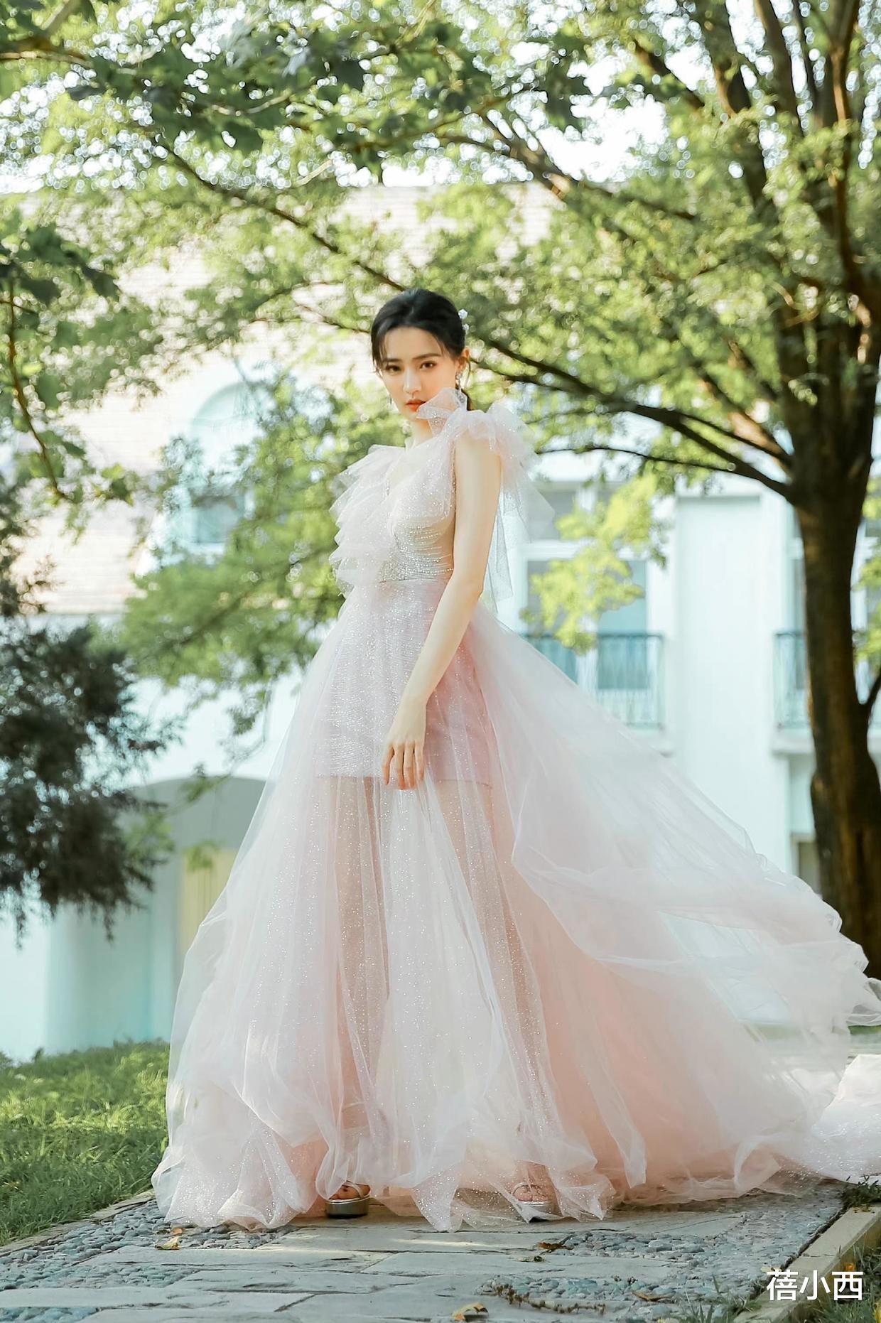 发型 徐璐风格大变,留黑长直还剪了齐刘海,配白色抹胸裙我真的认不出