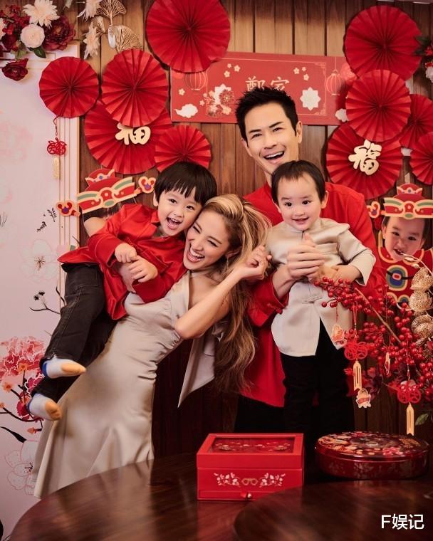 陈凯琳|陈凯琳与小儿子在沙滩玩耍拍美照 很有孝心提前为妈妈庆祝母亲节