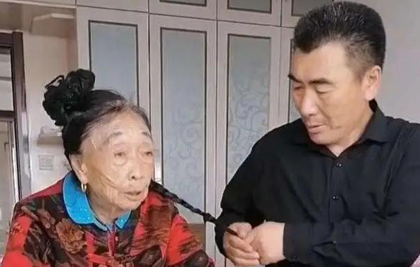 李玉成|85岁马玉琴上山赏花，李玉成夸老妻打扮得漂亮，网友：跟耍猴似的