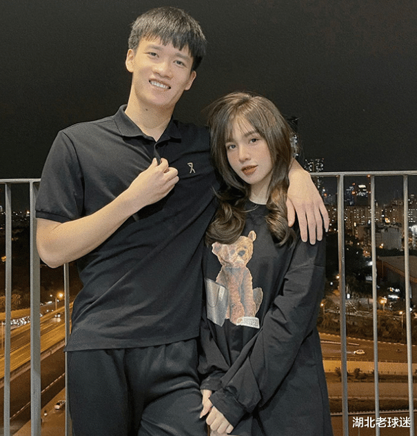 国足|能赢国足赢不了贫穷！徐新克星很尴尬，美女女友自掏腰包22万买车