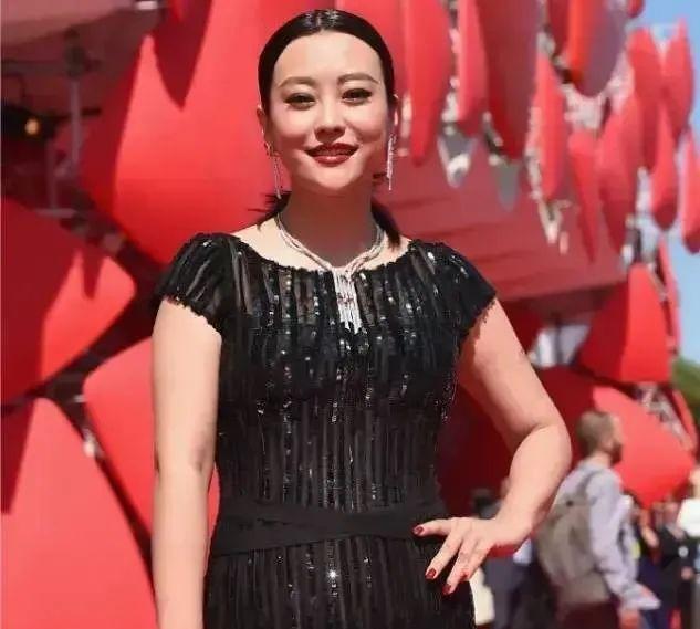 明星|10位穿紧身裙的女明星：郝蕾小肚子抢镜，关晓彤挤出赘肉