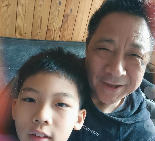 胡明轩|胡明轩66岁爸爸与小儿子合影！看上去更像爷孙，父子俩年龄差50岁