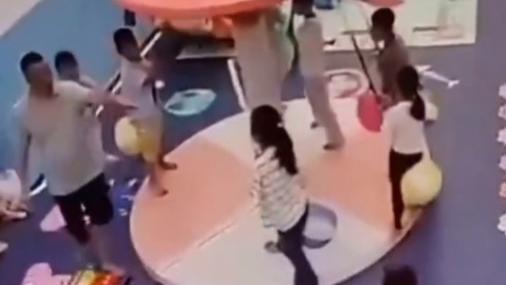 因女孩不让位给男孩玩秋千，男孩找来自己的爸爸一巴掌把女孩扇哭