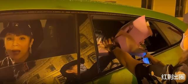 吴刚|59岁老戏骨吴刚坐300万豪车下班,红光满面气色好,妻子罕见化浓妆