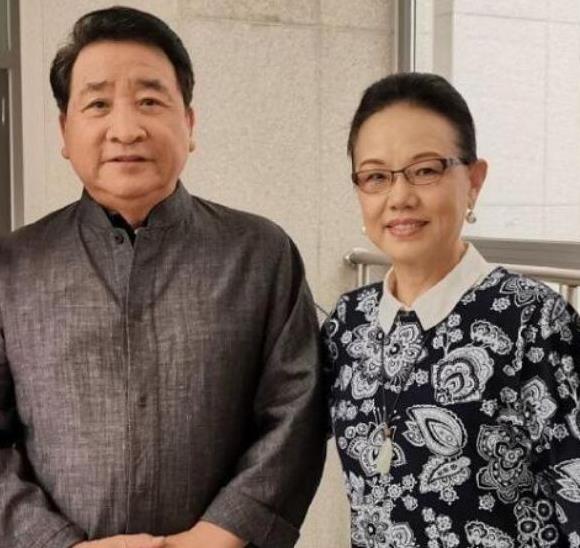 姜昆|1998年,姜昆瞒着妻子领回家的6岁孤儿,如今怎样了?