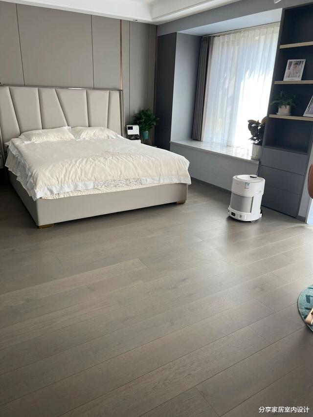 她家新房干净又漂亮，电视墙大气又实用，无主灯设计让人喜欢！