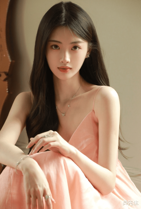 整容|女网红晒性感照被辱骂，称恶评大部分来源女性，因自曝整容史走红