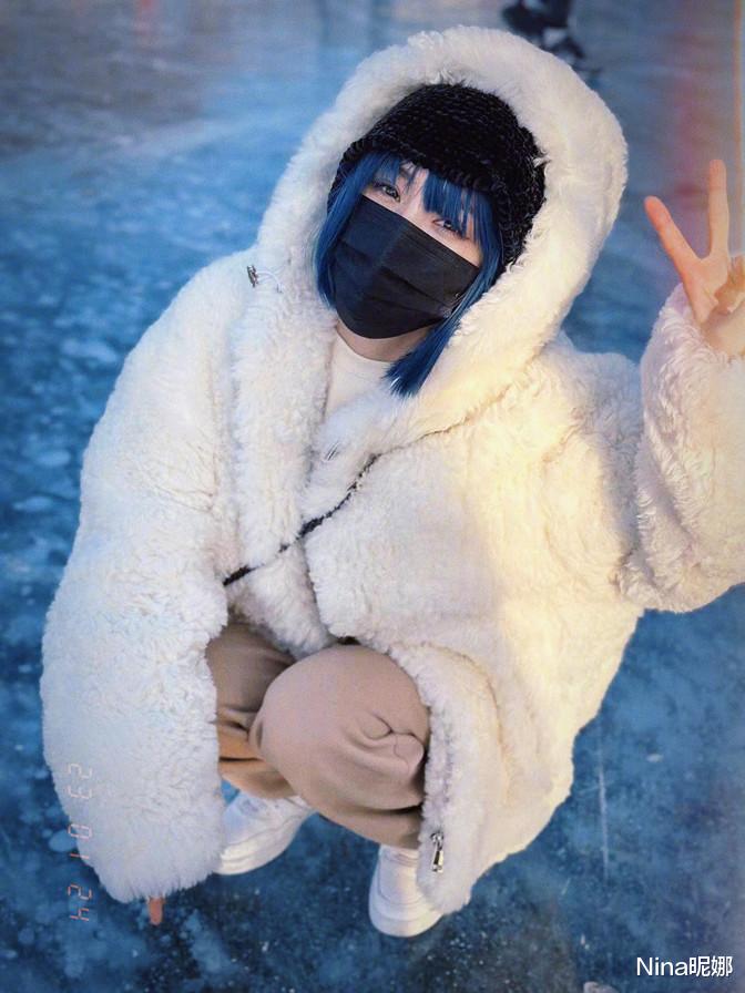 燕麦片 杨幂正月初三不拜年跑刹海遛弯，穿羊羔毛外套染蓝色短发，形象大变样