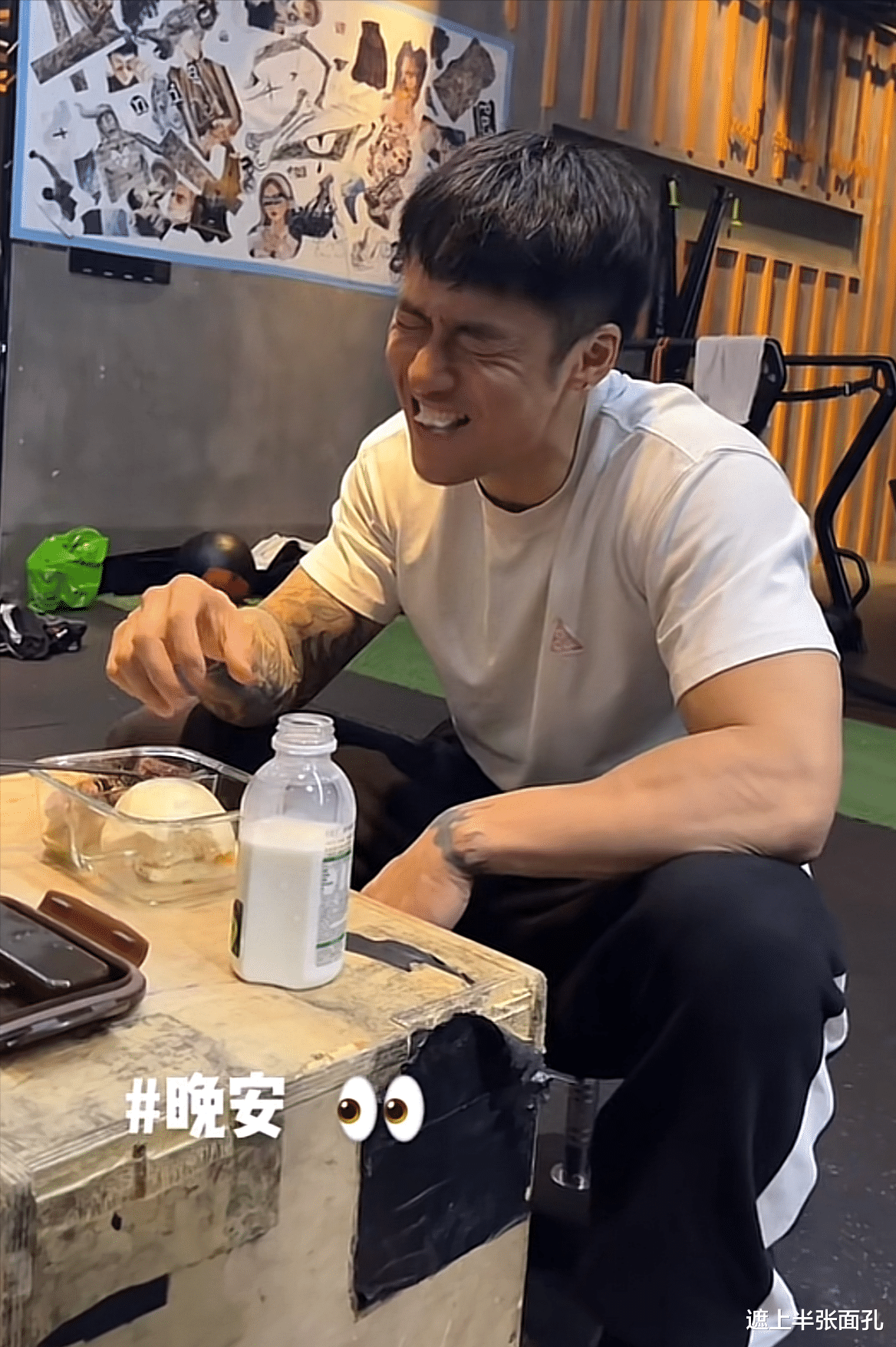 蒋劲夫|蒋劲夫一边吃饭一边大笑,笑中满是心酸和无奈,退圈后专注于撸铁