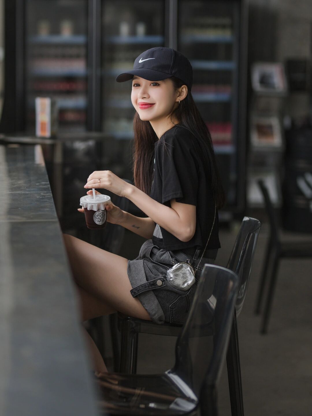 最近火了一种穿法,叫“短袖+牛仔裤”,高级时髦,少女感爆棚!