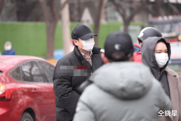 春晚|40余位明星现身春晚彩排，刘涛疑被趁乱搂秦海璐着2万大衣，“真假”贾玲闹乌龙