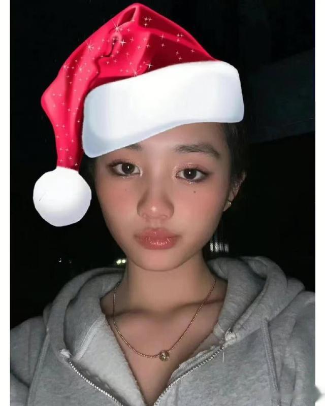 黄忆慈|黄多多因一张圣诞照挨骂,为什么大家不喜欢“成熟”的小孩?