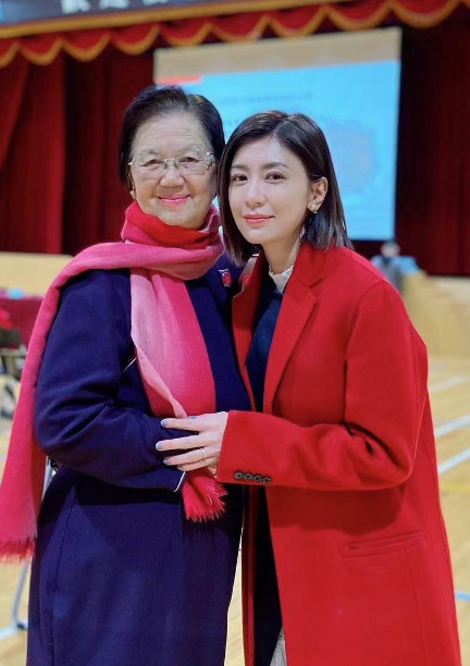 贾静雯|47岁贾静雯带病工作！针管胶带缠满手臂，露出一截腹肌秀身材