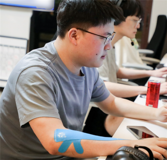 孤泳者|冒领《孤泳者》的演唱者，身后至少站着3个人？uzi一人背负太多