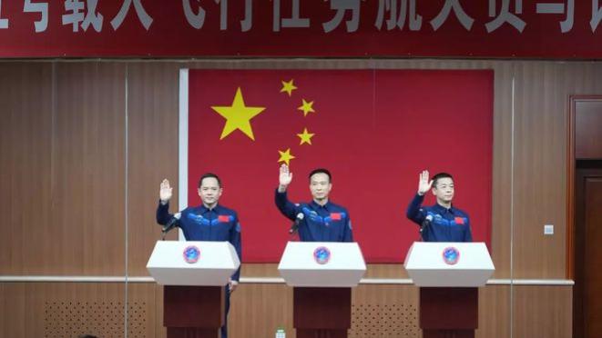 神十五打破传统，邓清明圆梦太空，分析：神十六或有第三批航天员