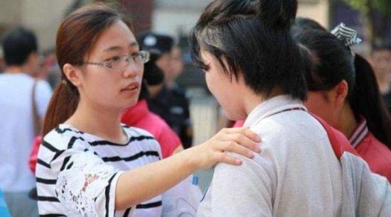 “为了弟弟抛夫弃子”，女子攒钱只为弟弟买房，扶弟魔都望尘莫及