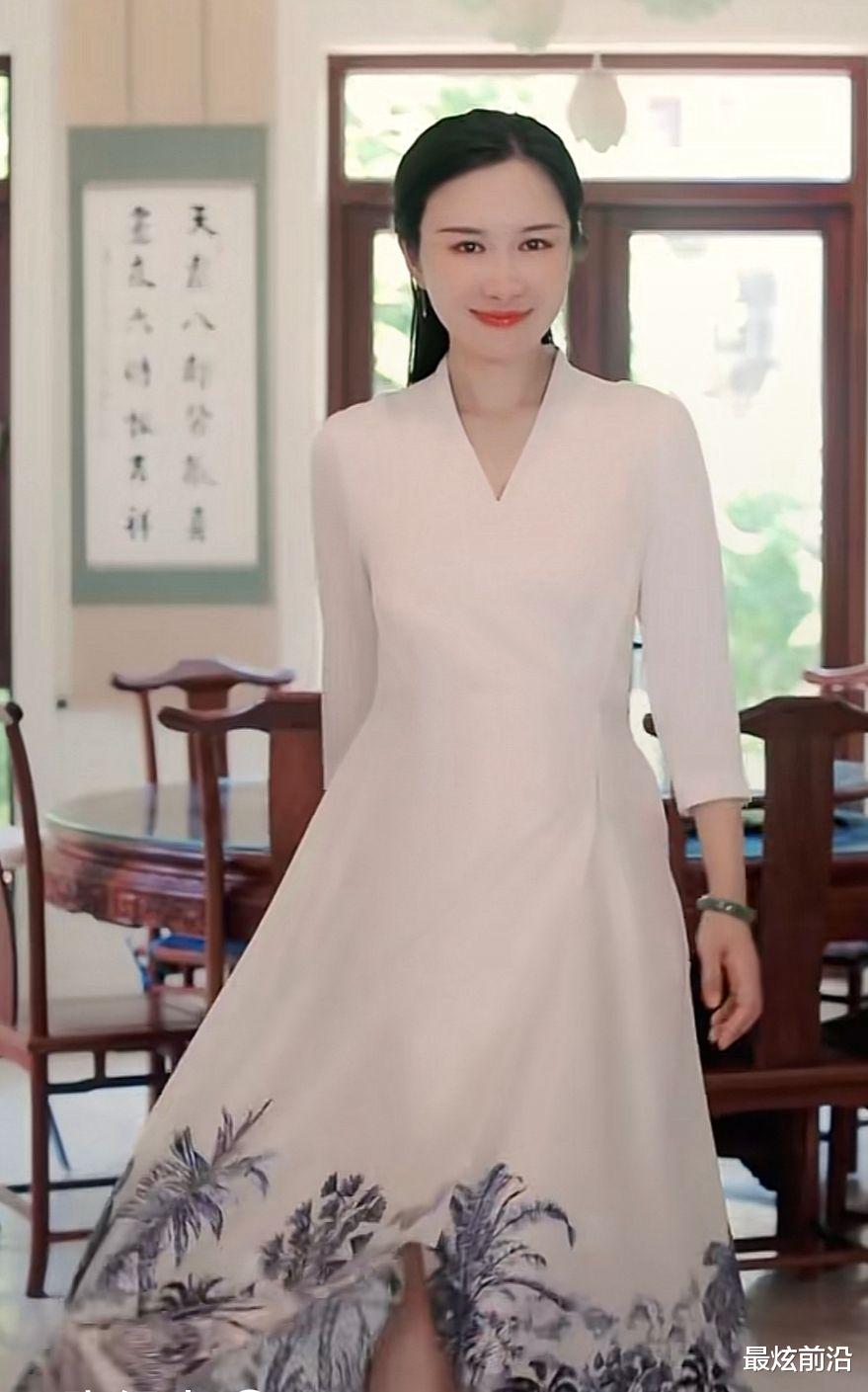 张纪中小31岁娇妻好年轻，两人同框亮相，老婆超美他却像爷爷