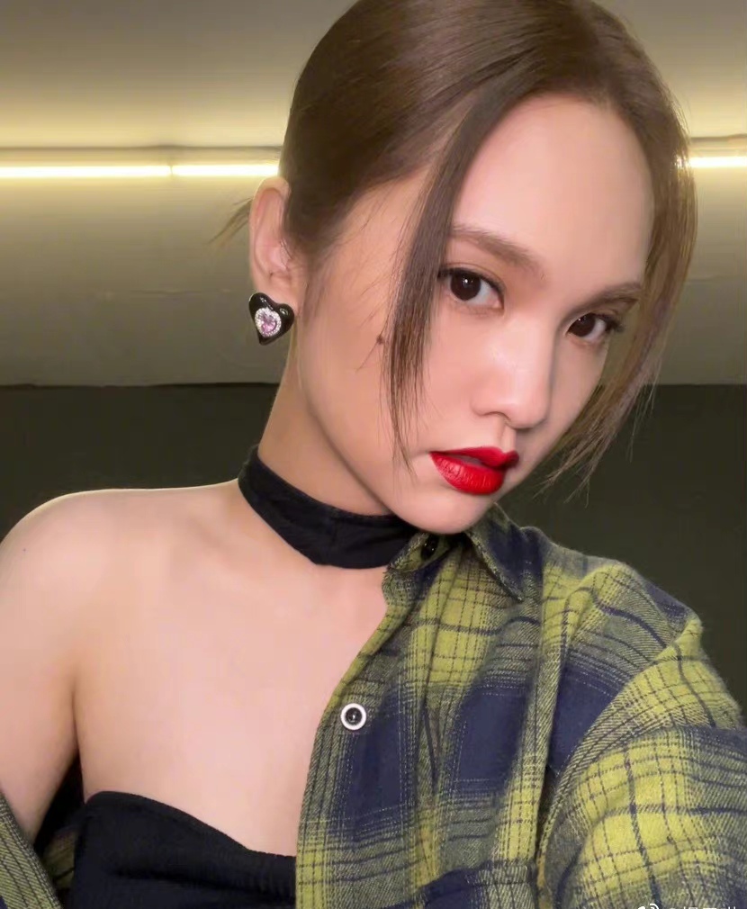 杨丞琳|杨丞琳晒原相机自拍，烈焰红唇小露香肩超性感