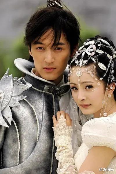 杨幂|土到极致就是“潮”？杨幂为代言真是拼，精神小妹造型遭吐槽